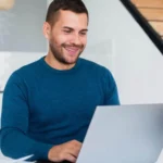 Homem pesquisando sobre empréstimo pessoal para negativado.