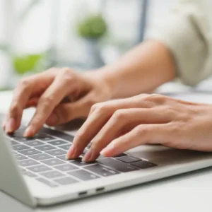 Mulher mexendo no notebook para simular empréstimo online.