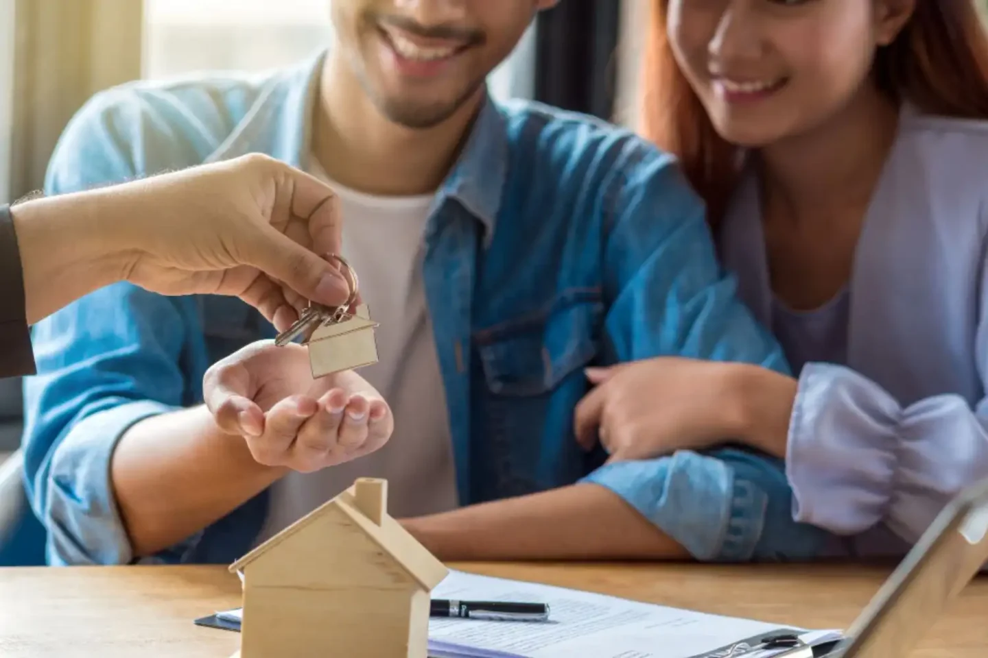 Casal assinando contrato de empréstimo, representando como funciona o home equity.