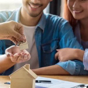 Casal assinando contrato de empréstimo, representando como funciona o home equity.