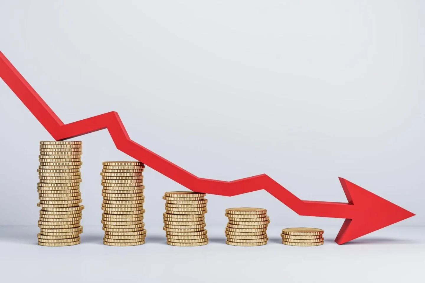 Seta vermelha descendo sobre moedas, representando os bancos com taxas de juros mais baixas​.