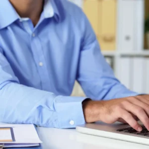 Correspondente bancário trabalhando no notebook.