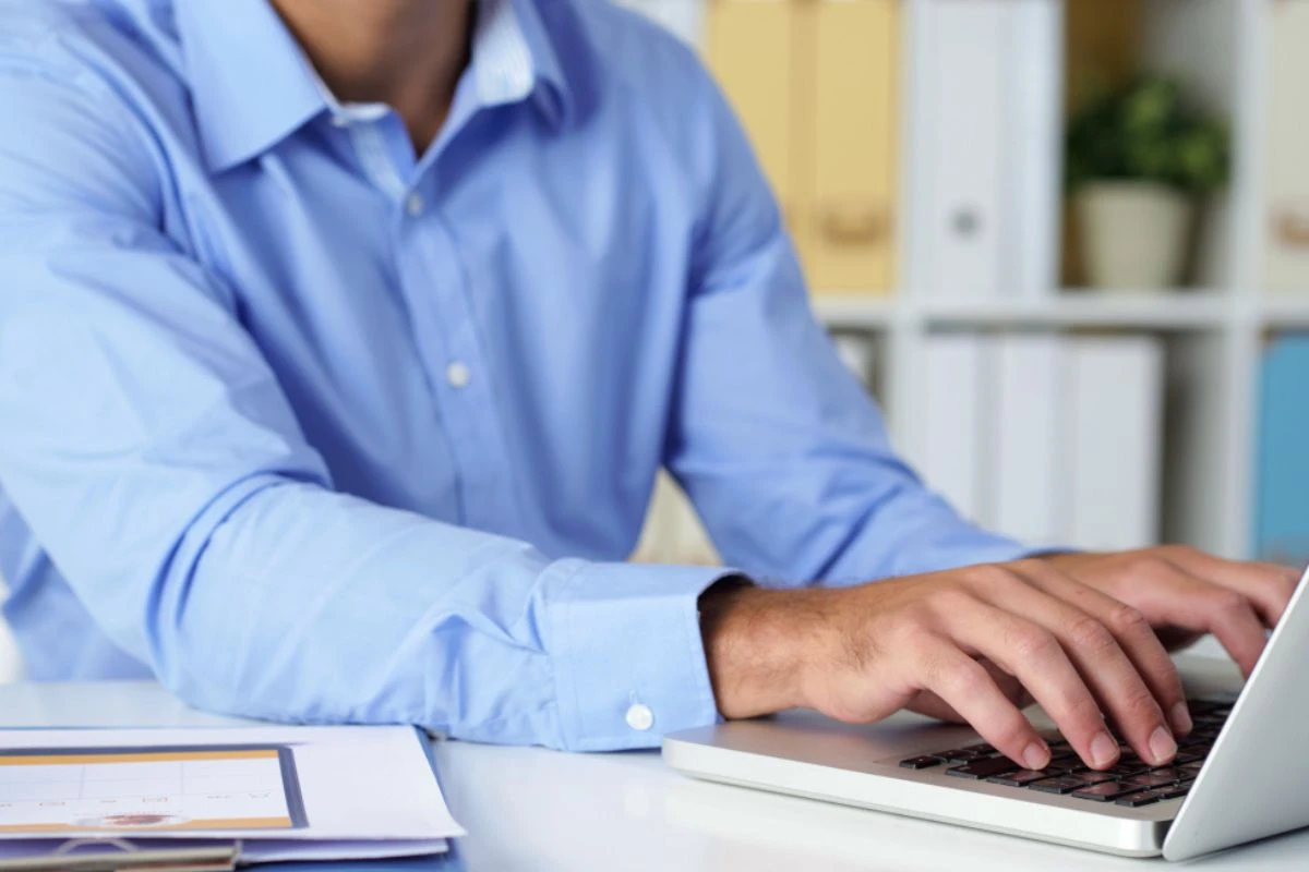 Correspondente bancário trabalhando no notebook.