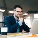 Empresário avaliando linhas de crédito para empresas.