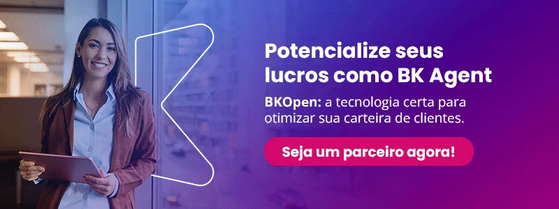 Mulher sorridente segurando tablet em ambiente de escritório com texto BKOpen: Potencialize seus lucros como BK Agent. BKOpen: a tecnologia certa para otimizar sua carteira de clientes.